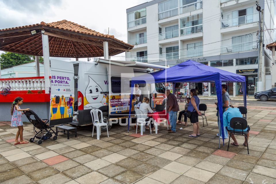 Vacinação contra covid-19 e gripe com o vacimóvel na Praça Antônio Carlos