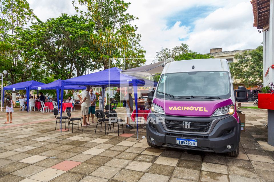 Vacimóvel usado durante campanha de vacinação contra covid-19 e gripe na Praça Antônio Carlos