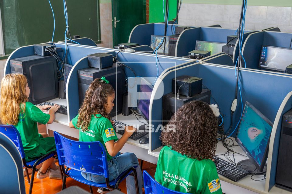Alunas da Escola Municipal Ministro Odilon Braga em aula de informática