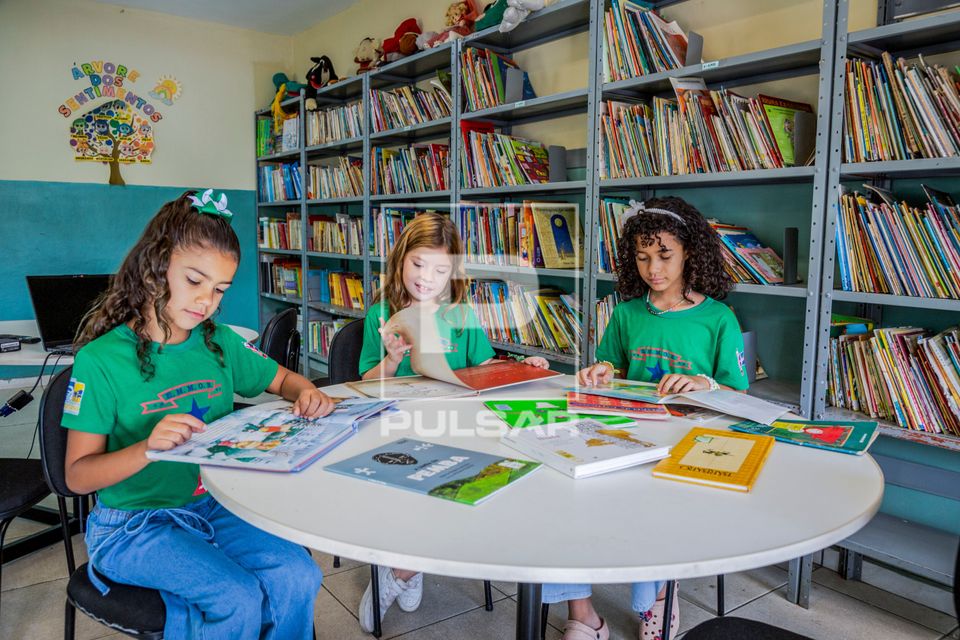 Alunas na biblioteca da Escola Municipal Ministro Odilon Braga
