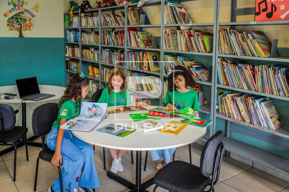 Alunas na biblioteca da Escola Municipal Ministro Odilon Braga LUI Ruth Gonçalves da Silva, esquerda; Pietra 