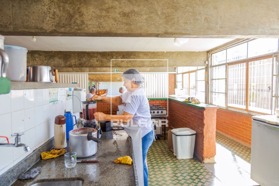 Cozinheira prepara almoço da manhã em escola