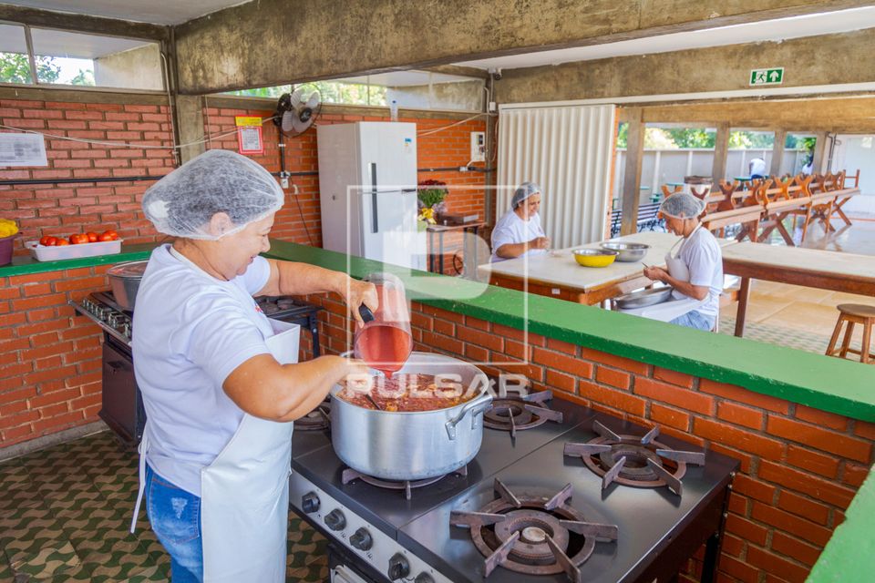 Cozinheiras preparando almoço da manhã em escola