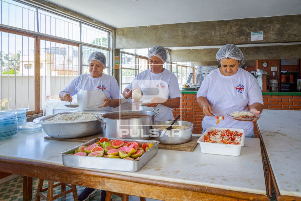 Cozinheiras servindo almoço preparado de manhã na escola