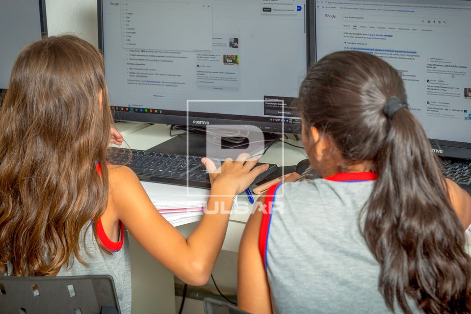 Alunas de escola estadual em consulta virtual durante aula de Português 
