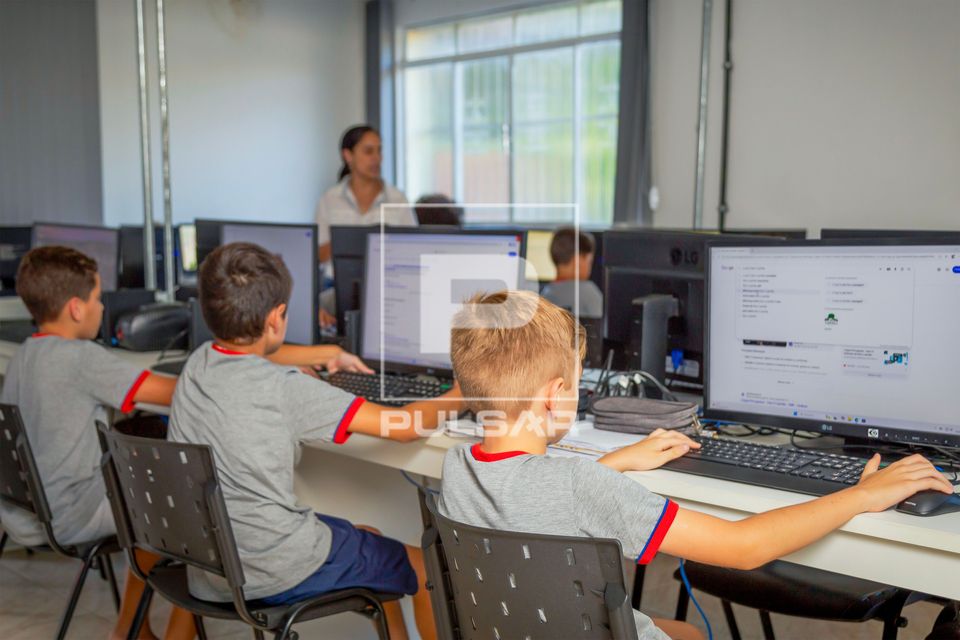 Alunos de escola estadual em consulta virtual durante aula de Português 
