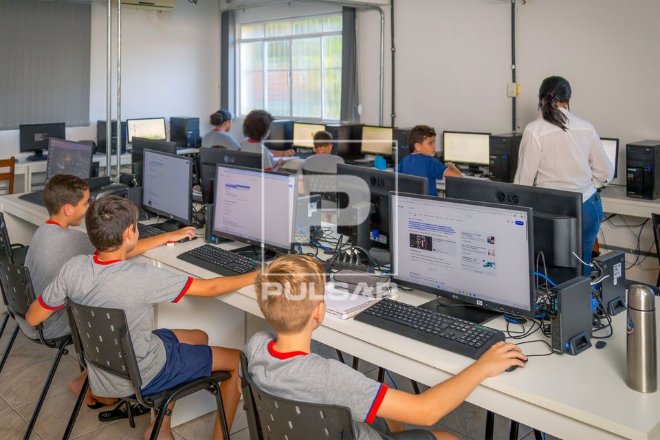 Sala de aula e professora de escola estadual em consulta virtual durante aula de Português 