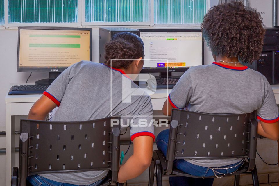 Alunos de escola estadual em consulta virtual durante aula de Português 