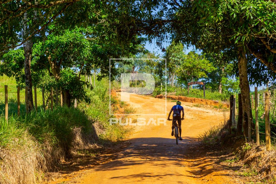 Ciclista na estrada de terra 