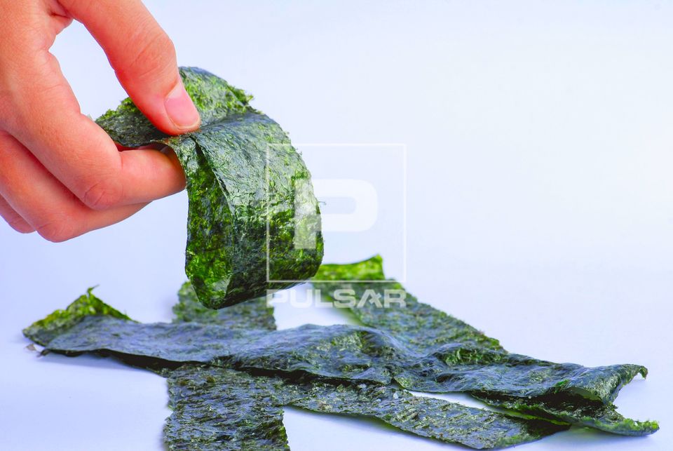 Nori - folhas prensadas de alga marinha usadas no preparo de sushi - iguaria japonesa