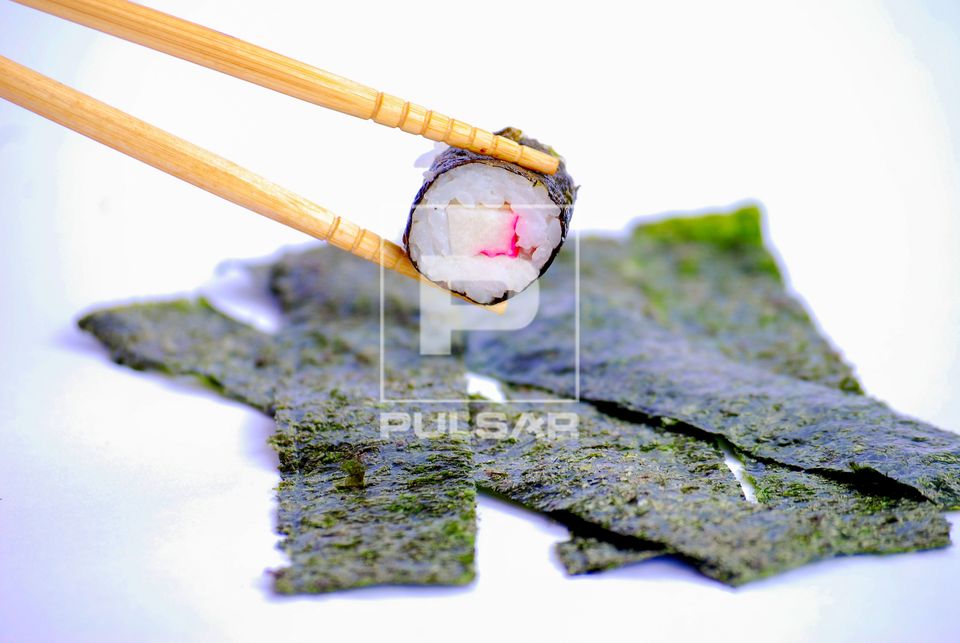 Nori - folhas prensadas de alga marinha usadas no preparo de sushi - iguaria japonesa com arroz e kani kama
