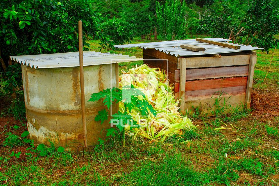 À esquerda recipiente com anel de concreto com composto orgânico - à direita recipiente feito com tábuas d
