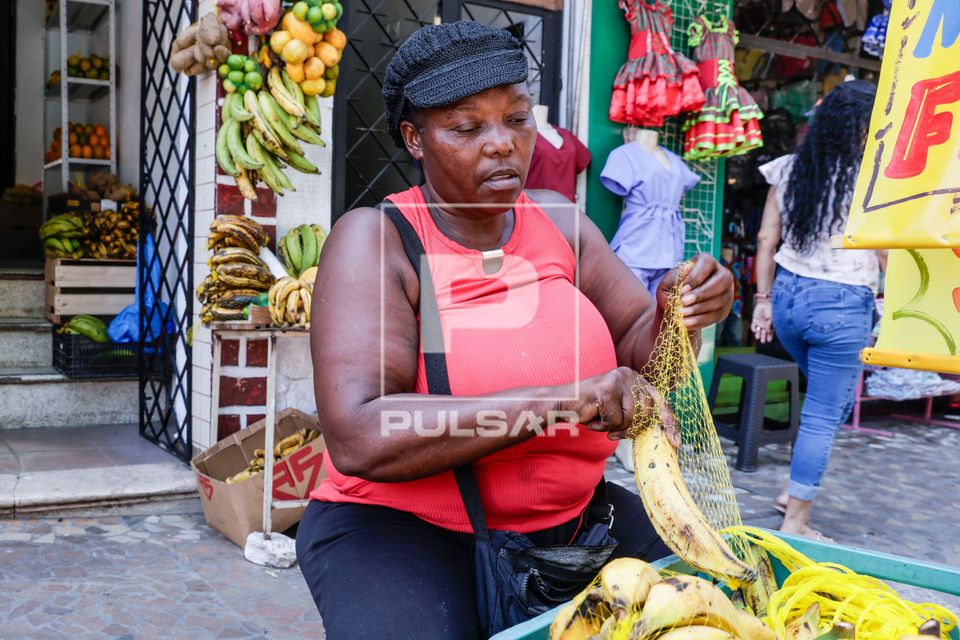 Haitiana imigrante vendedora ambulante de frutas no centro 