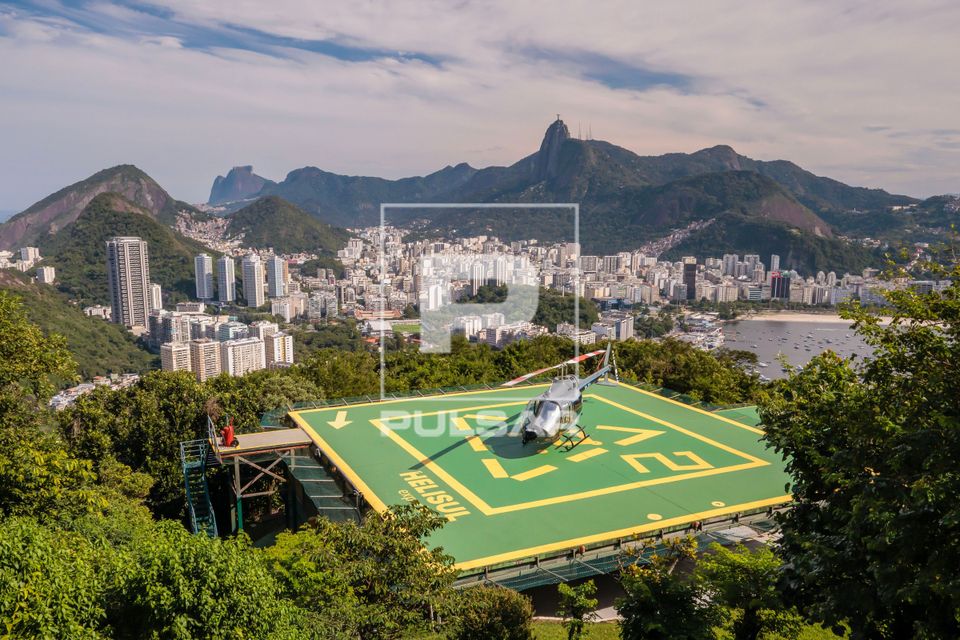 Helicóptero para voos panorâmicos na região do Complexo do Pão de Aç~ucar