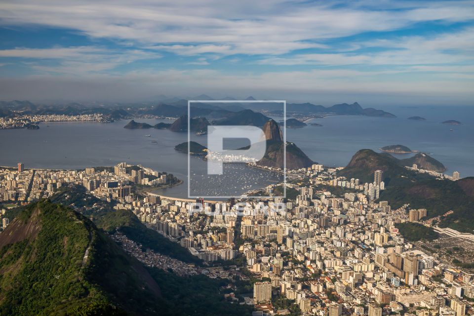 Vista de moradias e Enseada Botafogo - Morro Dois Irmãos - Pedra da Gávea - a partir do alto do Morro do Cor