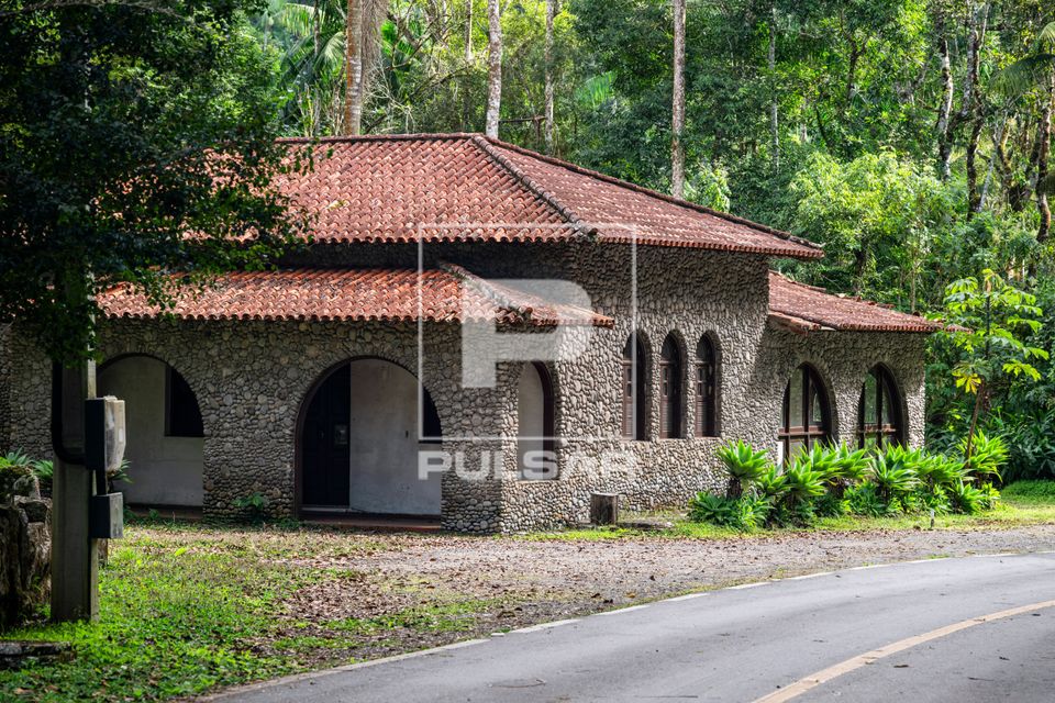 Casa do Seixos revestida de pedras no Parque Nacional do Itatiaia