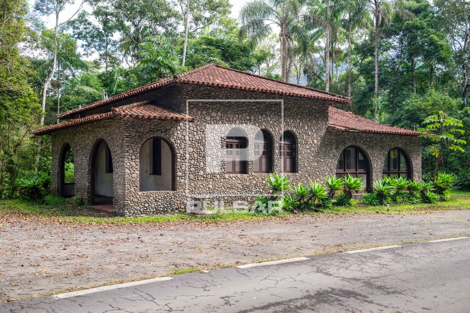 Fachada da Casa do Seixos revestida de pedras no Parque Nacional do Itatiaia
