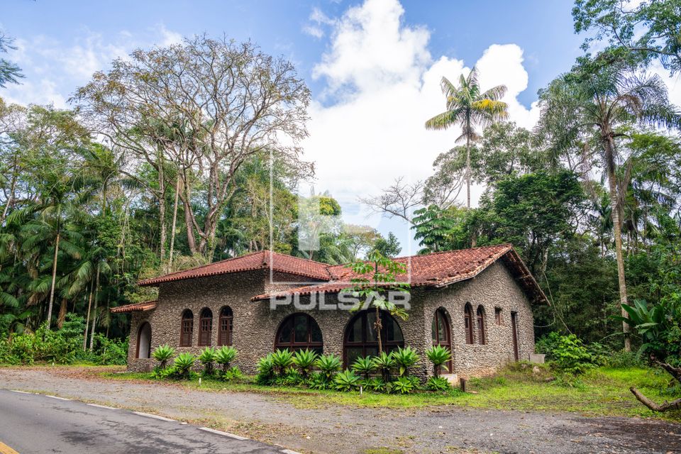 Fachada da Casa do Seixos revestida de pedras no Parque Nacional do Itatiaia