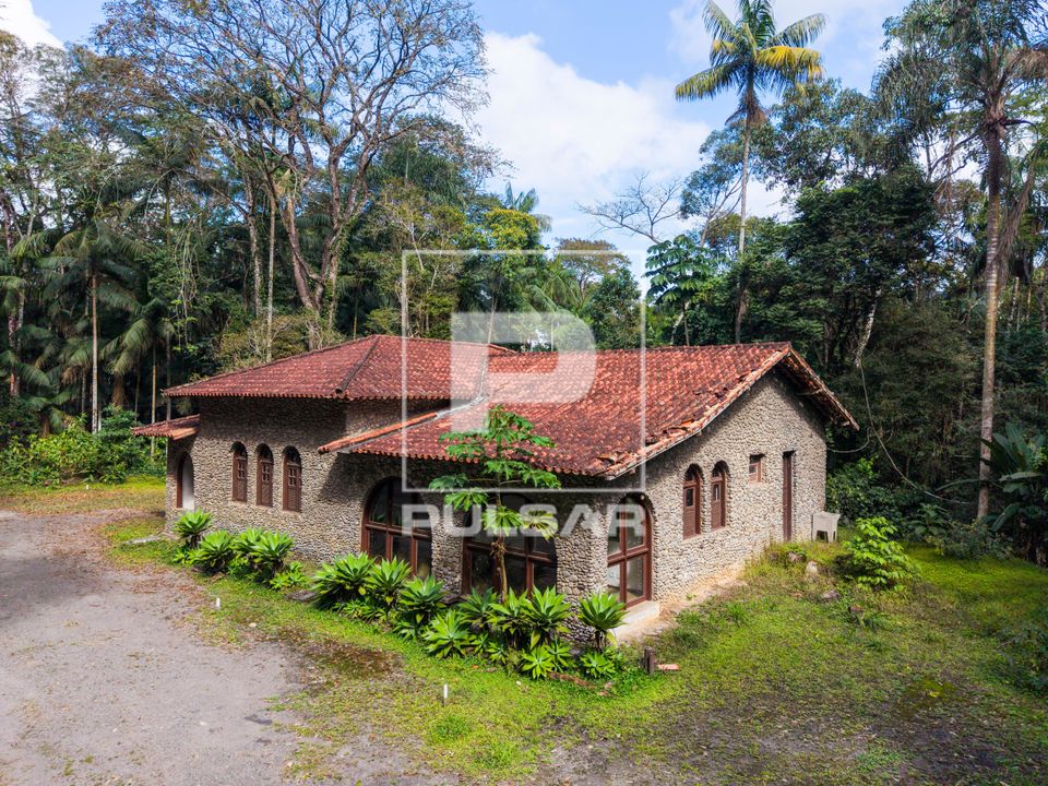 Vista de drone da Casa do Seixos revestida de pedras no Parque Nacional do Itatiaia