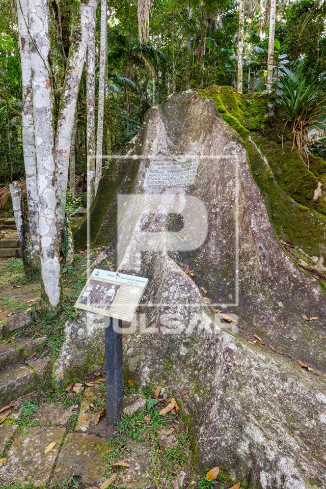 Pedra de Fundação do Parque Nacional do Itatiaia criado em 1937 - primeiro do Brasil