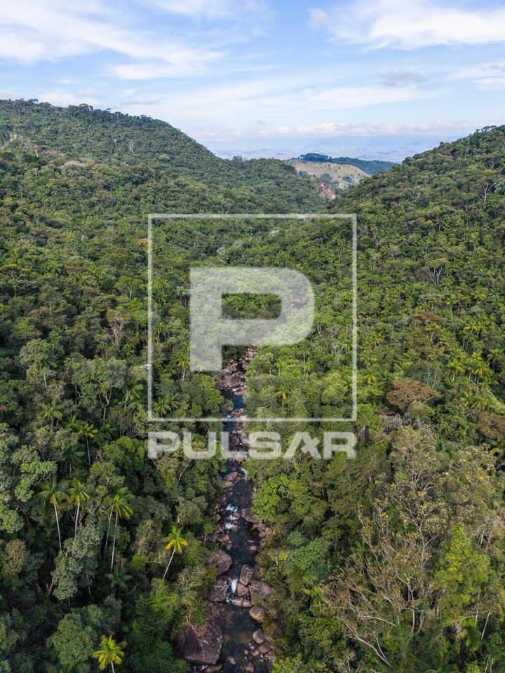 Vista de drone de rio em meio à mata atlântica na parte baixa do Parque Nacional do Itatiaia no Parque Nacio