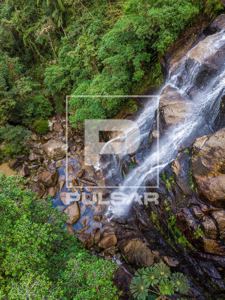 Vista de drone da Cachoeira Véu da Noiva na parte baixa do Parque Nacional do Itatiaia no Parque Nacional do 
