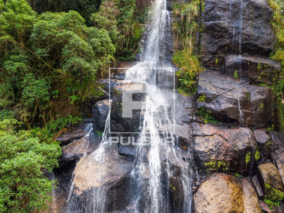 Vista de drone da Cachoeira Véu da Noiva na parte baixa do Parque Nacional do Itatiaia no Parque Nacional do 