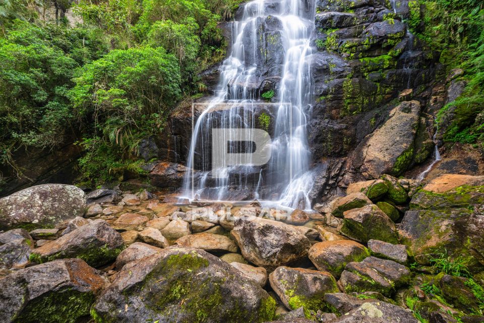 Vista de drone da Cachoeira Véu da Noiva na parte baixa do Parque Nacional do Itatiaia no Parque Nacional do 