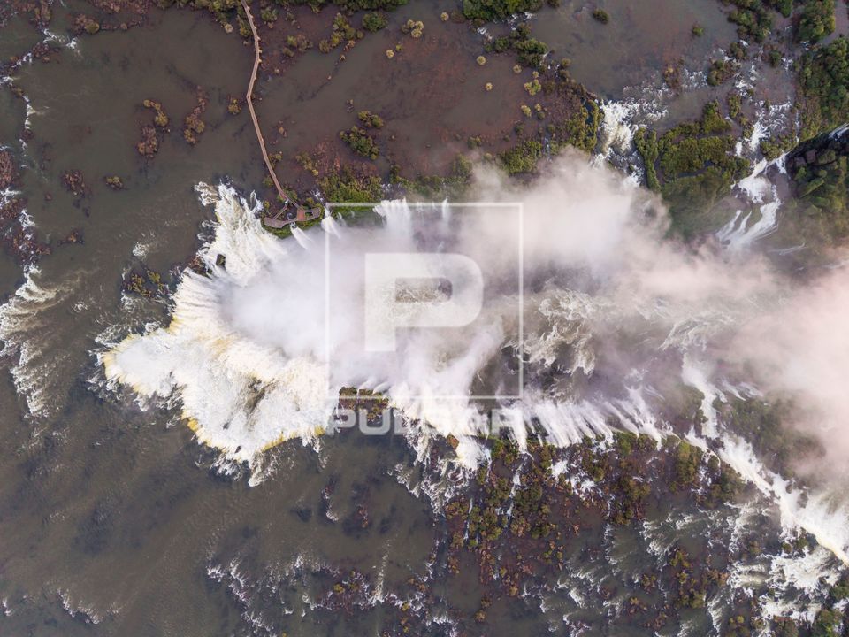 Vista perpendicular de drone das Cataratas do Iguaçu - Parque Nacional do Iguaçu