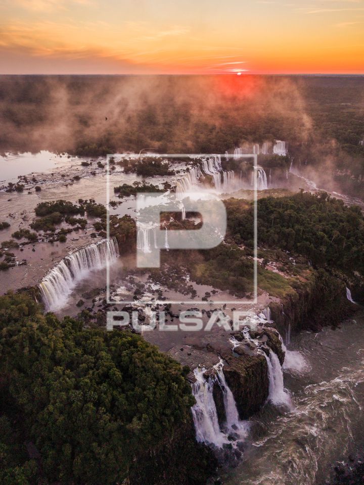 Vista de drone das Cataratas do Iguaçu ao pôr do sol - Parque Nacional do Iguaçu