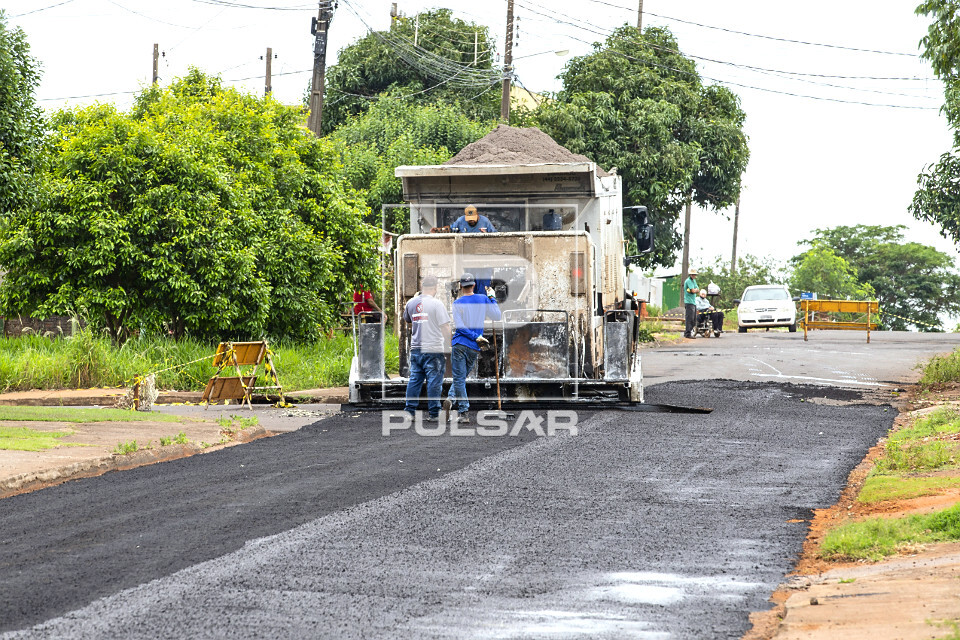 Obras de recapeamento do asfalto em bairro da cidade