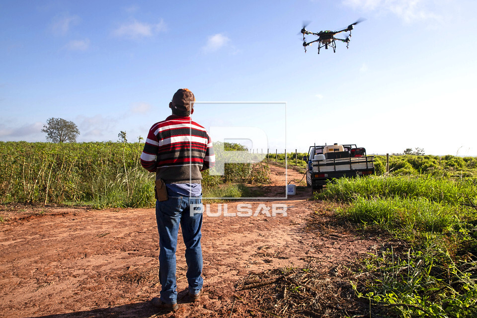Drone agrícola para pulverização de fertilizantes e produtos químicos em plantação