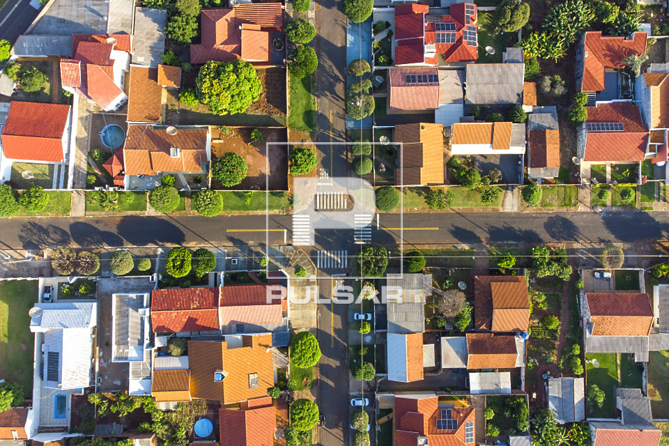 Vista perpendicular de drone de cruzamento entre ruas do bairro Jardim Curitiba