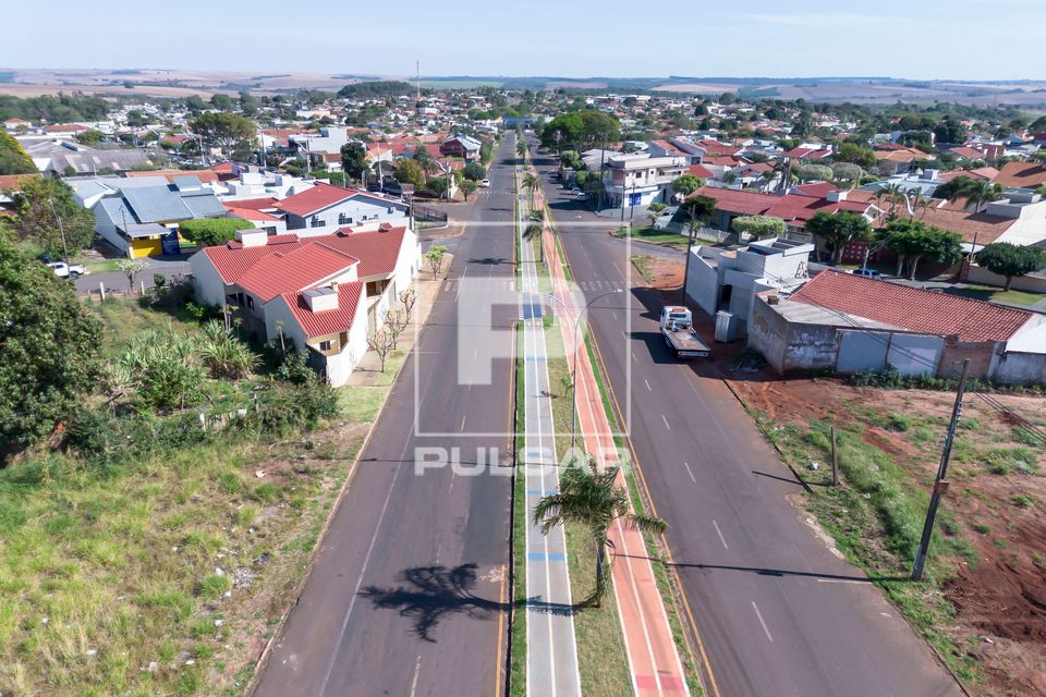 Vista de drone de avenida com ciclovias e pistas de caminhadas