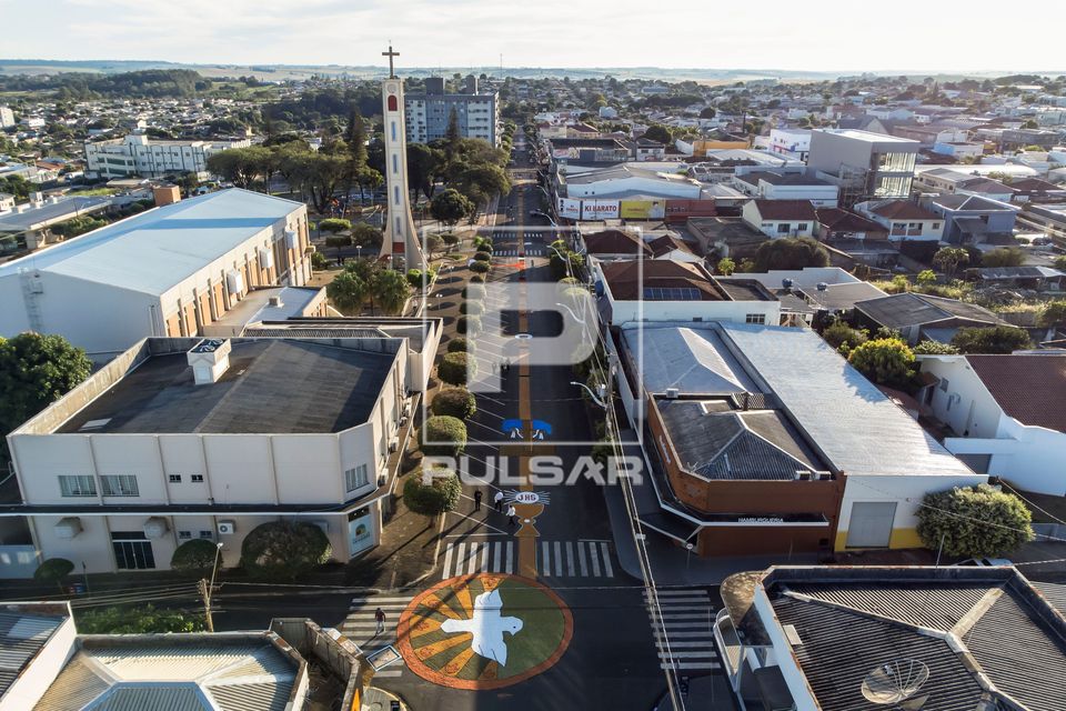 Vista de drone de rua decorada para procissão de Corpus Christi - ao fundo campanário e Igreja Matriz Nossa 