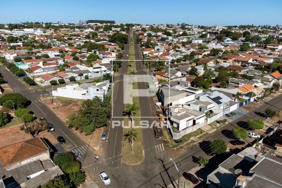Vista de drone da avenida Curitiba entre moradias