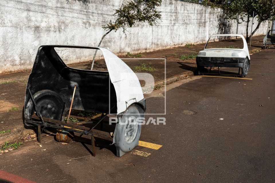 Duas frentes de carros posicionadas para treino de baliza em autoescola