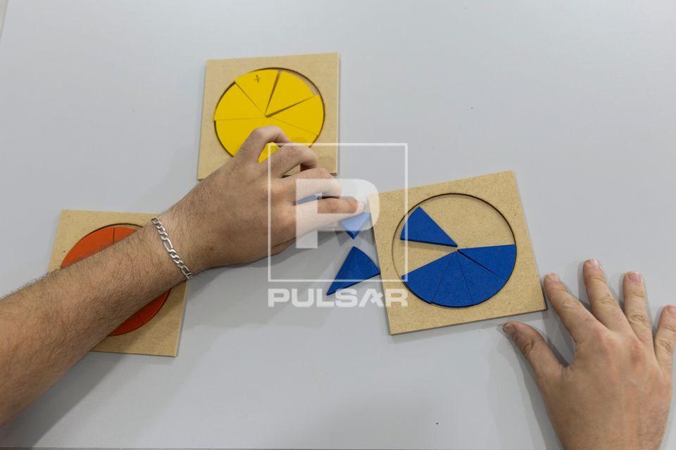 Aula de matemática - frações - jovem manipulando blocos de frações
