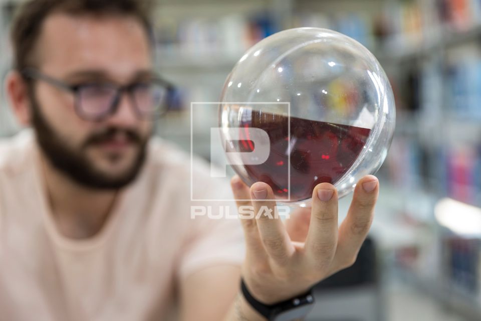 Estudante segura recurso pedagógico de hidrostática para demonstrar o Princípio da Horizontalidade