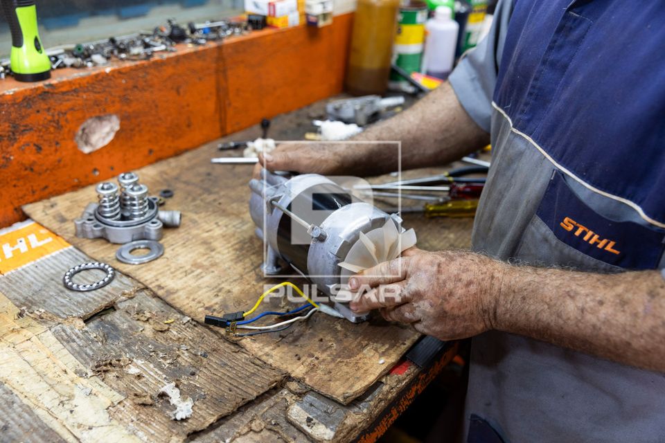 Mecânico consertando motor elétrico