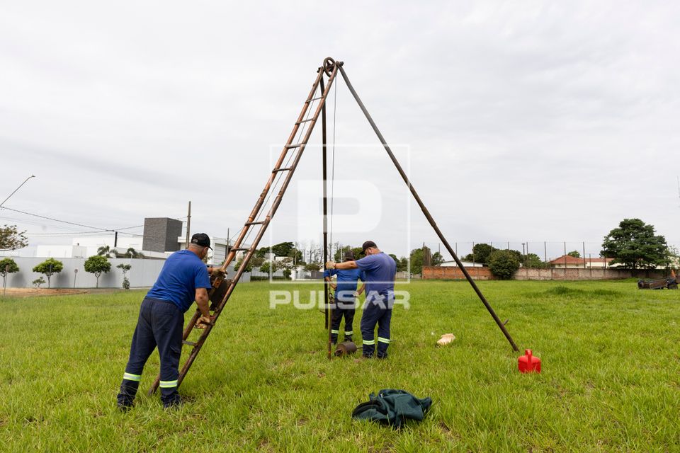 SPT Sondagem de percussão com tripé metálico para análise de solo em campo aberto