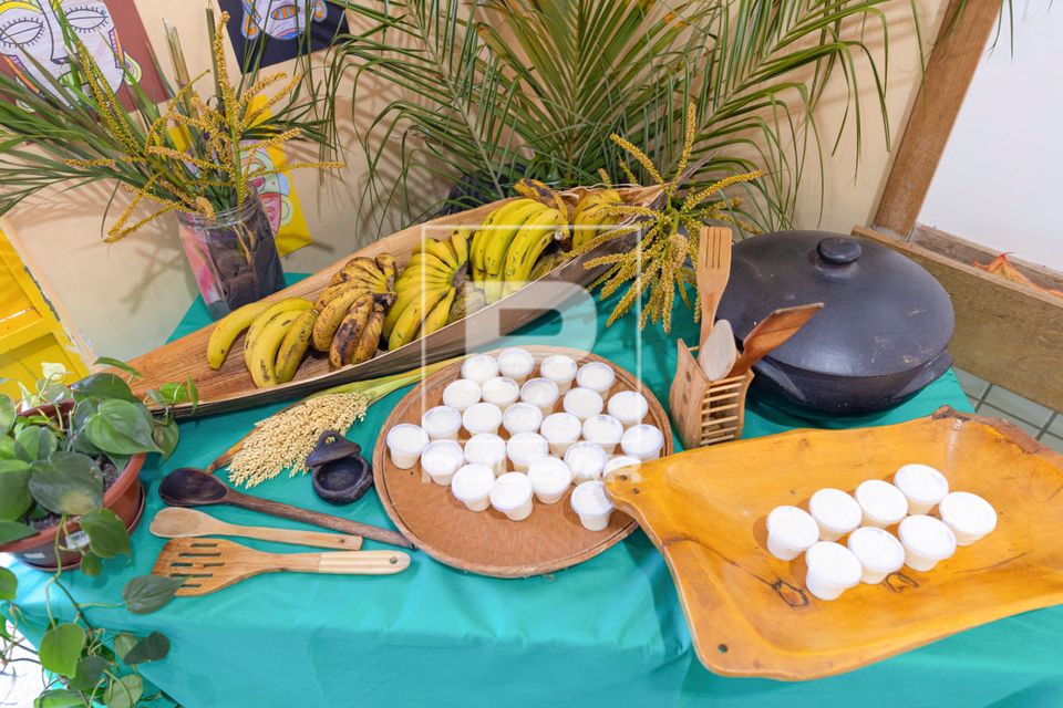 Mesa com comidas típicas africanas de projeto escolar na Semana da Consciência Negra - Escola Municipal Cív