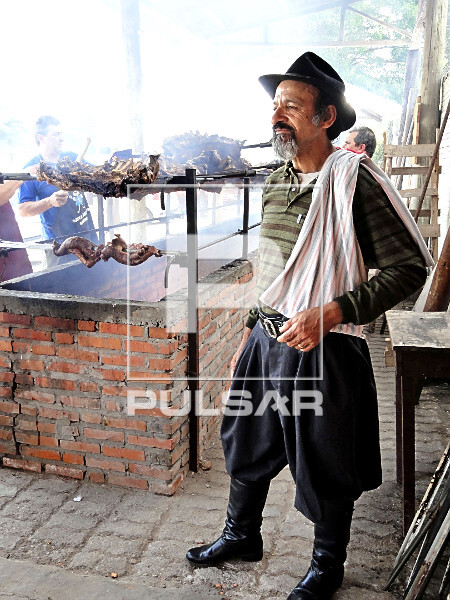 Homem com vestuário típico gaúcho do interior | Pulsar Imagens | Banco  imagens do Brasil
