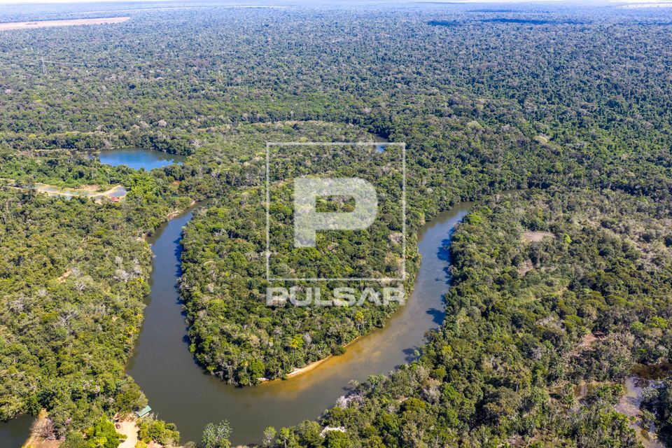 Vista de drone de meandros do Rio Claro em meio a floresta amazônica