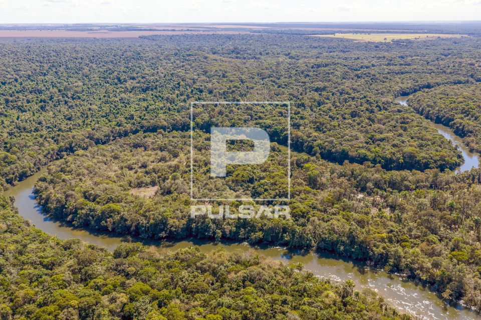 Vista de drone de meandros do Rio Claro em meio a floresta amazônica