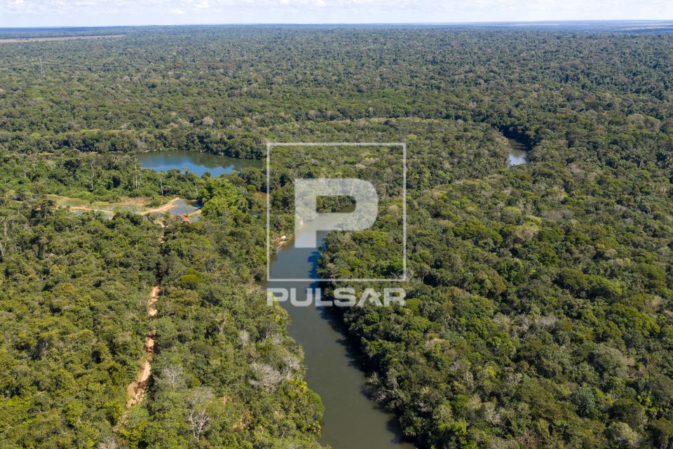 Vista de drone de meandros do Rio Claro em meio a floresta amazônica