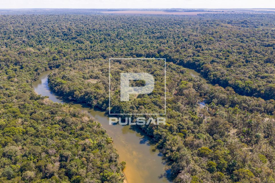 Vista de drone de meandros do Rio Claro em meio a floresta amazônica