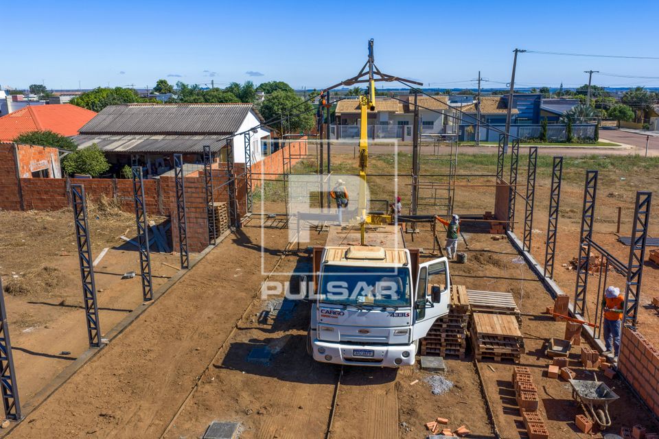Montagem de estrutura metálica em obra civil utilizando caminhão-guincho