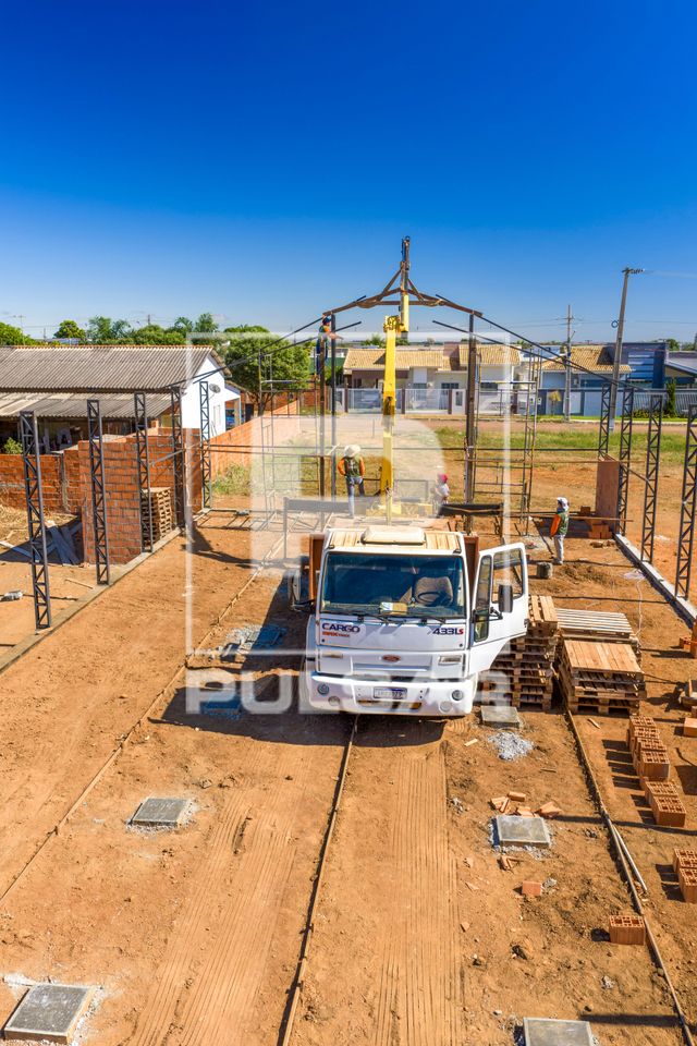 Montagem de estrutura metálica em obra civil utilizando caminhão-guincho