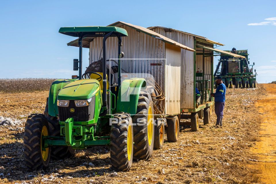 Trator acoplado a carreta com refeitório para trabalhadores de fazenda de algodão